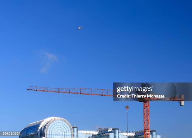 Workers building a crane in front of the European Parliament building. The Paul-Henri Spaak building is the complex of parliament buildings in...