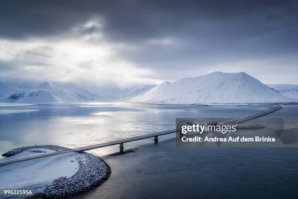 a bridge over a lake in iceland. - auf dem land imagens e fotografias de stock