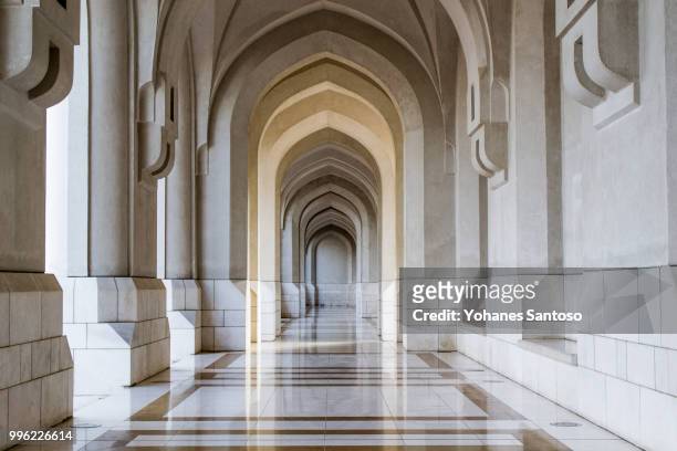 columned hallway at al zawawi mosque - palast stock-fotos und bilder
