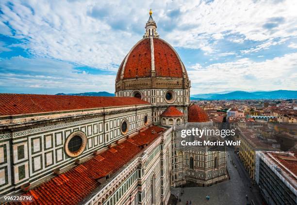 florence cathedral, cattedrale di santa maria del fiore with the dome by brunelleschi, city at the back, unesco world heritage site, florence, tuscany, italy - fiore stock-fotos und bilder