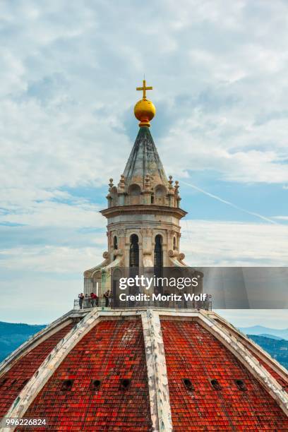 dome of florence cathedral, cattedrale di santa maria del fiore with the dome by brunelleschi, unesco world heritage site, florence, tuscany, italy - fiore stock-fotos und bilder