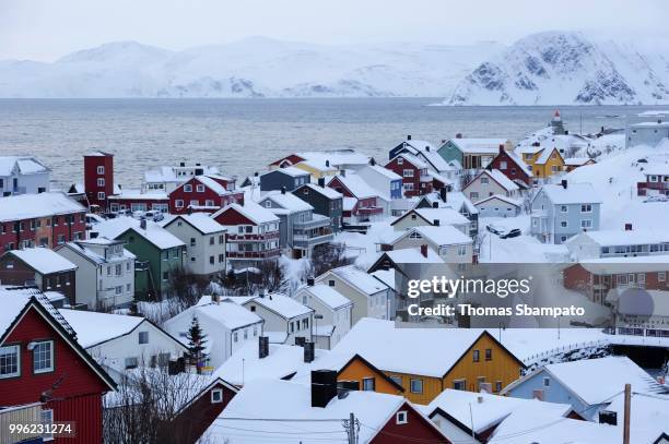 snow-covered village, the porsangerfjord at the back, honningsvag, mageroeya, nordkapp, finnmark county, norway - comté de troms photos et images de collection