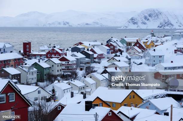 snow-covered village, the porsangerfjord at the back, honningsvag, mageroeya, nordkapp, finnmark county, norway - isola di mageroya foto e immagini stock