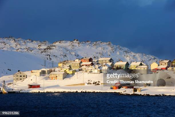 snowy settlement, honningsvag, mageroeya, nordkapp, finnmark county, norway - isola di mageroya foto e immagini stock