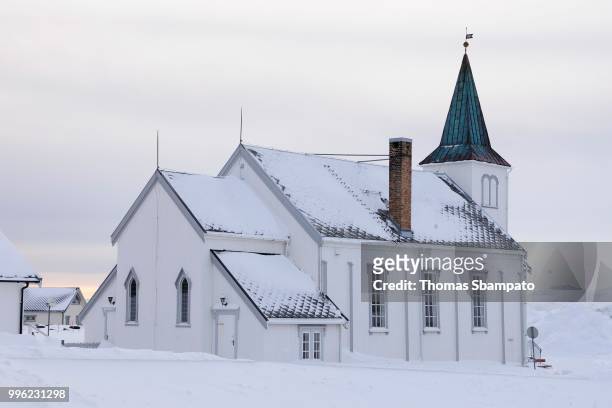 snowy church, honningsvag, mageroeya, nordkapp, finnmark county, norway - isola di mageroya foto e immagini stock