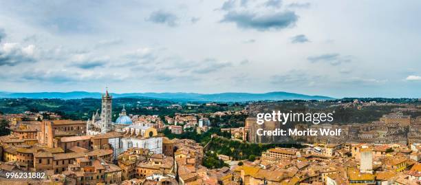 view of the old town with siena cathedra, siena, tuscany, italy - kathedraal van siena stockfoto's en -beelden