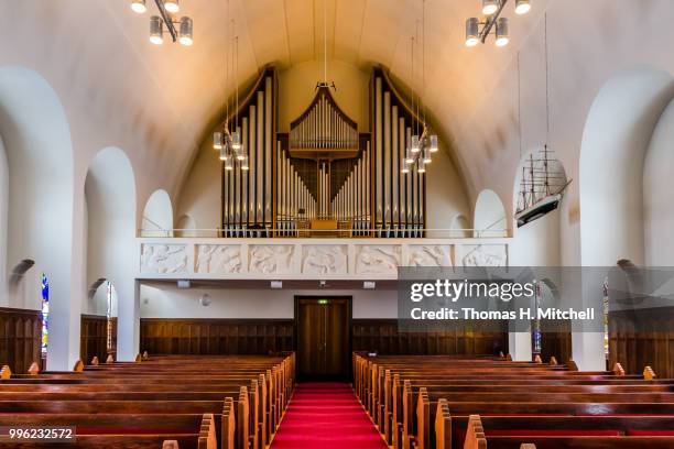 iceland-akureyri-akureyrarkirkja - religieuze muziek stockfoto's en -beelden