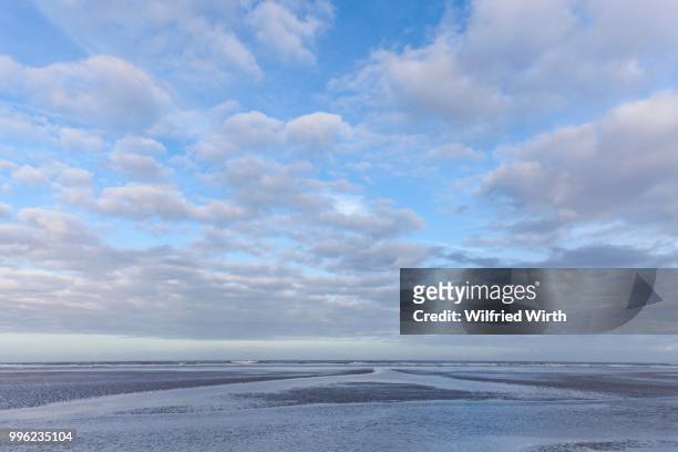 low tide in the lower saxon wadden sea national park, langeoog island, east frisia, north sea coast, lower saxony, germany - langeoog photos et images de collection