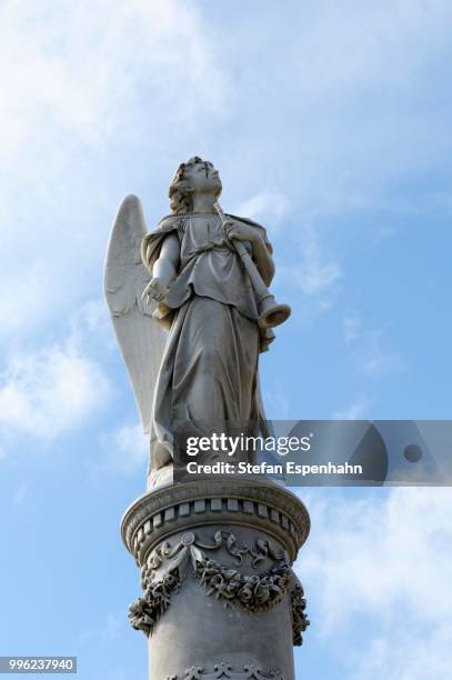 angel statue on a grave, cementerio de cristobal colon, colon cemetery, aldecoa, havana, ciudad de la habana, cuba - cristobal colon stockfoto's en -beelden