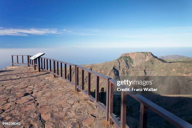 view from the mirador de igualero over the barranco del erque to table mountain fortaleza, la gomera, canary islands, spain - schwimmende plattform stock-fotos und bilder