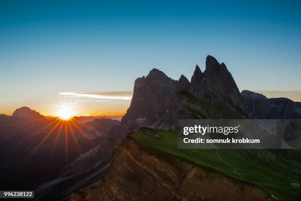 mountain range in sun rise time in summer - somnuk krobkum stock-fotos und bilder