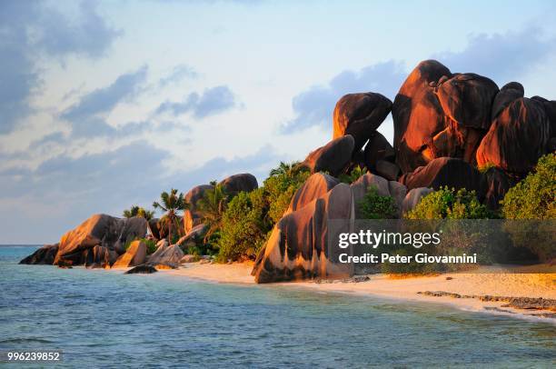 granite rocks on anse source d'argent beach, la digue island, la digue and inner islands, seychelles - argent stock-fotos und bilder