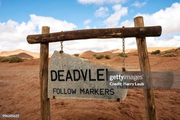 guidepost to dead vlei, sand dunes, dead vlei, sossusv lei, namib desert, namib-naukluft national park, namibia - motif africain stock pictures, royalty-free photos & images