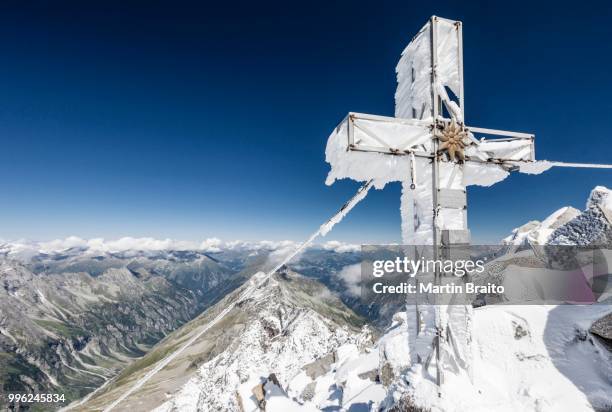 summit cross on mt loeffler, zillertal alps, tauferer ahrntal valley, puster valley, south tyrol, italy - alpes de zillertal fotografías e imágenes de stock