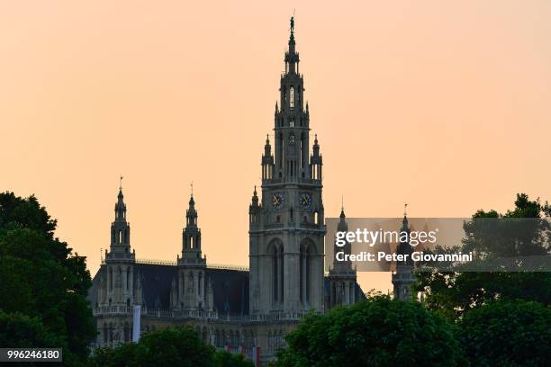 city hall in the evening light, innere stadt district, vienna, austria - stadt - fotografias e filmes do acervo