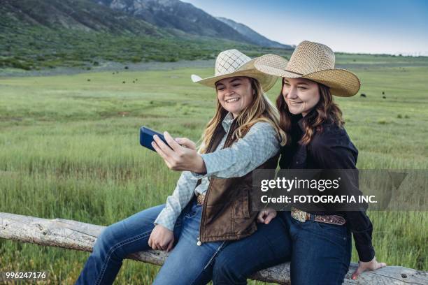 selfie de utah cowgirls - mulher músculo - fotografias e filmes do acervo