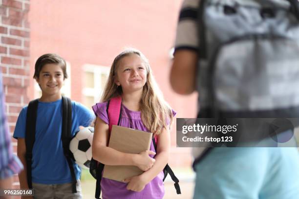 elementare studienfreunden auf dem campus. - school ground student walking stock-fotos und bilder