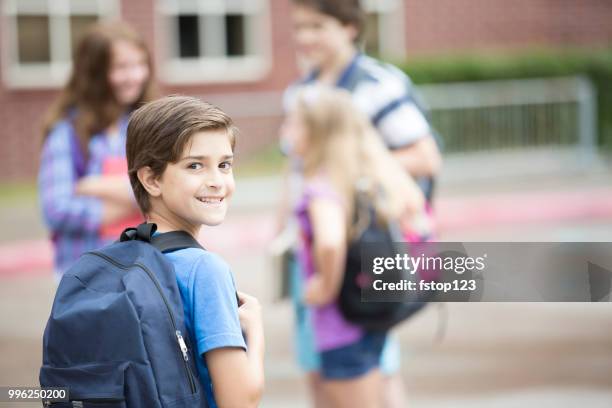 elementare studienfreunden klasse gehen. - school ground student walking stock-fotos und bilder