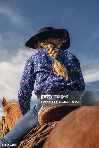 jovem vaqueira utah - cowgirl hairstyles - fotografias e filmes do acervo