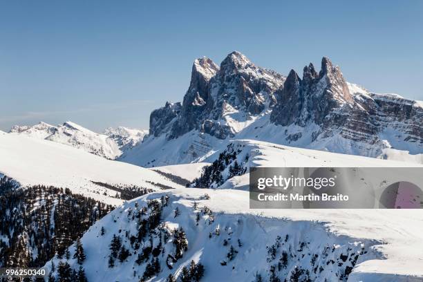 view from the raschoetz ridge of the gruppo delle odle or geisler range, at the left villnoess valley or val di funes, dolomites, south tyrol, italy - foto di gruppo - fotografias e filmes do acervo