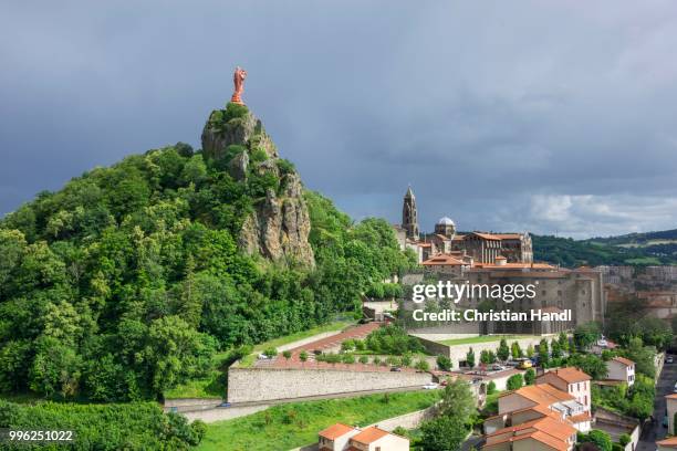 statue of notre-dame de la france, built in 1860, on the volcanic cone rocher corneille, next to the cathedral, le puy-en-velay, auvergne, france - rocher stock-fotos und bilder