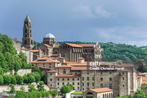 view over the historic centre to the cathedral, le puy-en-velay, auvergne, france - le puy stockfoto's en -beelden