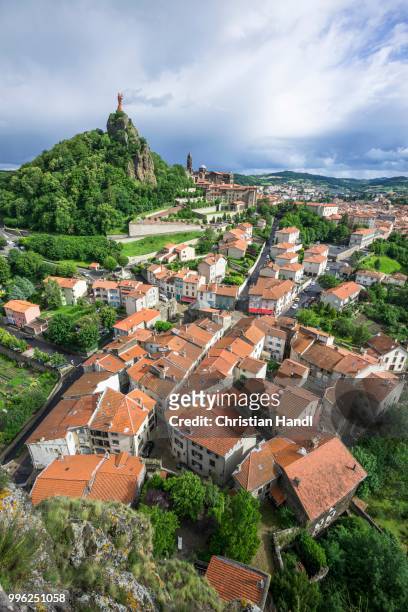 view over the historic centre to the cathedral, le puy-en-velay, auvergne, france - le puy 個照片及圖片檔