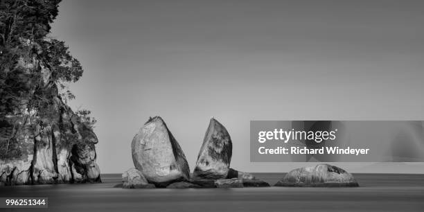 split apple rock, kaiteriteri - kaiteriteri stockfoto's en -beelden