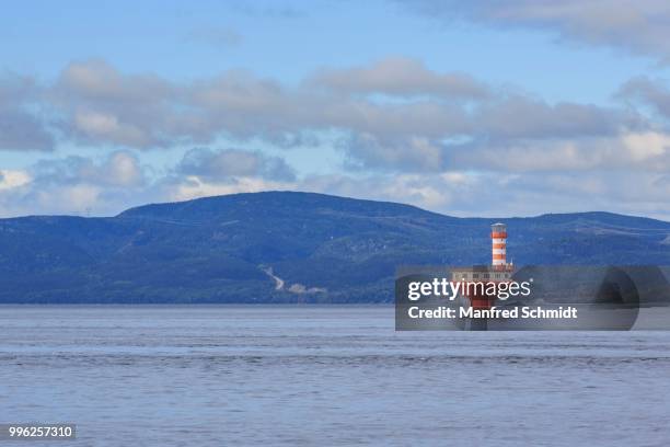 lighthouse phare du haut-fond prince in saint lawrence river, tadoussac, quebec province, canada - phare stock-fotos und bilder