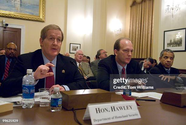 From left, Kip Hawley, TSA Administrator, Gregory Kutz, Government Accountability Office , and Clark Kent Ervin, director of Homeland Security...