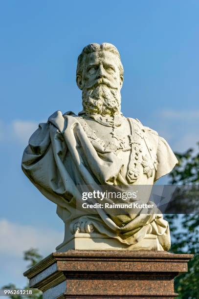 marble bust, memorial to king and emperor friedrich iii, spa garden, bad homburg vor der hoehe, hesse, germany - bad homburg stock-fotos und bilder