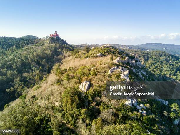 aerial view of the castelo dos mouros and palacio nacional da pena, sintra, portugal - castelo stock pictures, royalty-free photos & images