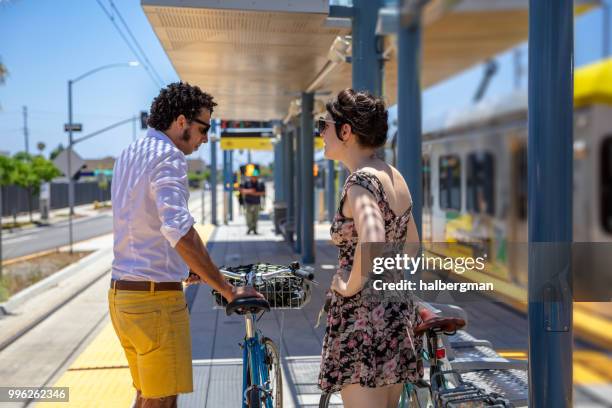 los angeles-paar mit dem fahrrad in die innenstadt von santa monica station - lightrail stock-fotos und bilder