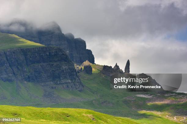 rock formation old man of storr, near portree, isle of skye, great britain - portree imagens e fotografias de stock