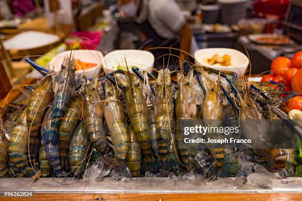 fresh jumbo shrimp - crevette foto e immagini stock