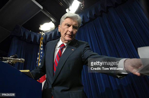 Sen. John Warner, R-Va., conducts a news conference on his recent visit to Iraq.