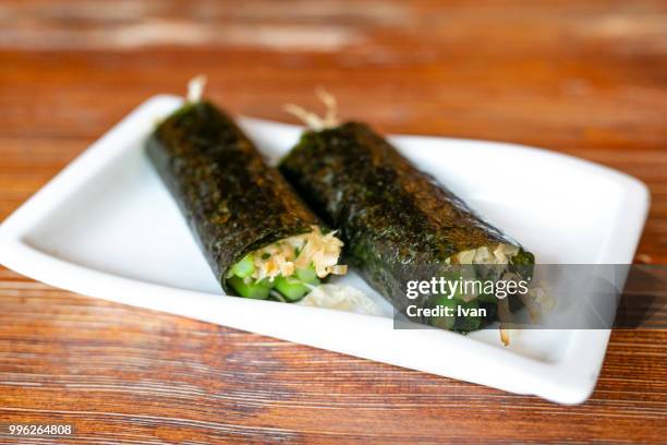 traditional japanese cuisine, food, nori sheets, hand roll (dried, roasted seaweed) - nori stock-fotos und bilder