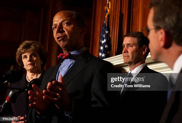 Mayor Anthony Williams, speaks at a news conference on the DC Opportunity Scholarship Program, with Sens. Diane Feinstein, D-Calif., Bill Frist,...