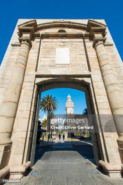 historic city gate, puerta de la ciudadela, behind the palacio salvo, plaza de la independencia, montevideo, uruguay - independencia stock pictures, royalty-free photos & images