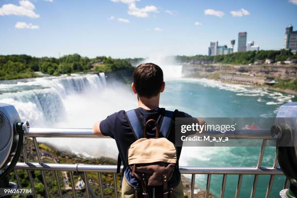 niagara-fälle sind immer anziehungspunkt für touristen - niagarafälle stock-fotos und bilder