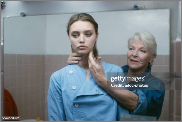 Still photography during the filming of "J'ai pas sommeil" by Claire Denis. In 1993. Line Renaud and Yekaterina Golubeva.