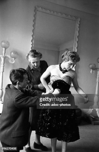 Line Renaud during a fitting to Madeleine de Rauch in Paris . In 1955.