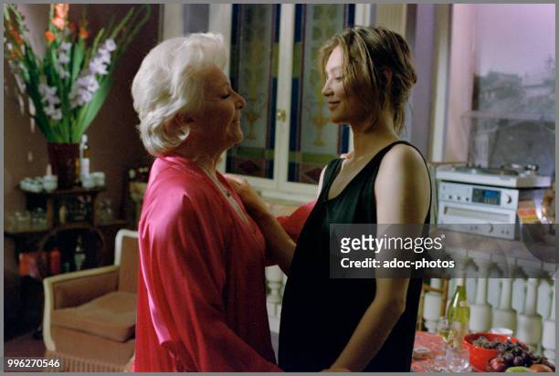 Still photography during the filming of "J'ai pas sommeil" by Claire Denis. In 1993. Line Renaud and Yekaterina Golubeva.