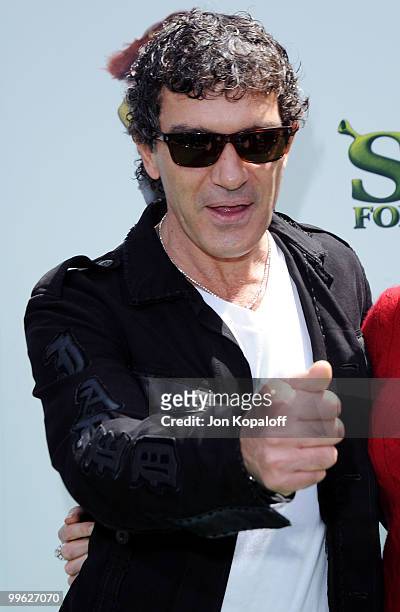 Actor Antonio Banderas arrives at the Los Angeles Premiere "Shrek Forever After" at Gibson Amphitheatre on May 16, 2010 in Universal City, California.