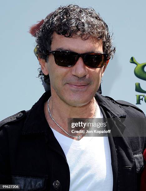 Actor Antonio Banderas arrives at the Los Angeles Premiere "Shrek Forever After" at Gibson Amphitheatre on May 16, 2010 in Universal City, California.