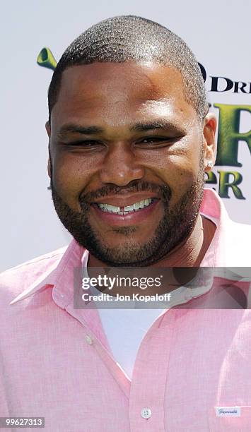 Actor Anthony Anderson arrives at the Los Angeles Premiere "Shrek Forever After" at Gibson Amphitheatre on May 16, 2010 in Universal City, California.