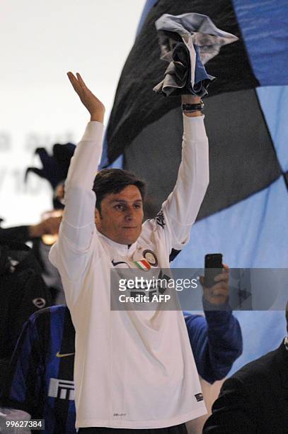 Inter Milan's Argentinian defender and captain Javier Aldemar Zanetti arrives on a bus at Piazza Duomo to celebrate after they won the Italia Serie A...