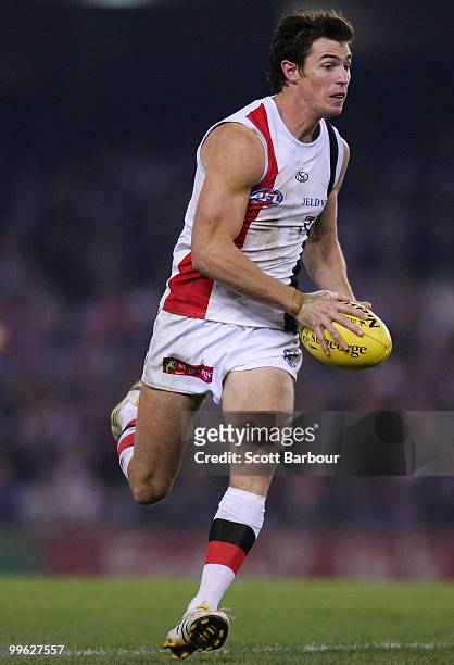 Lenny Hayes of the Saints runs with the ball during the round eight AFL match between the St Kilda Saints and the Essendon Bombers at Etihad Stadium...
