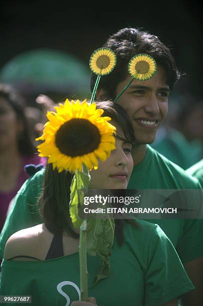 Supporters of Colombian presidential candidate for the Green Party, Antanas Mockus, participate of a rally in Bogota on May 16, 2010. Colombia will...