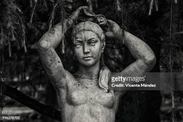 statue / fountain of woman in the rosaleda del parque del oeste - vicente méndez fotografías e imágenes de stock